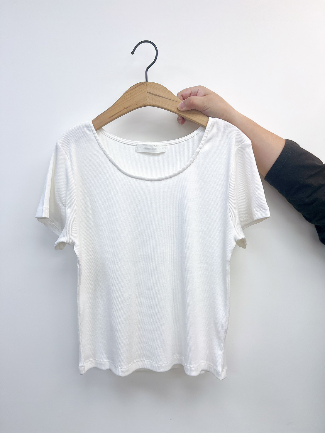 B47.舒適大圓領彈性短袖TEE