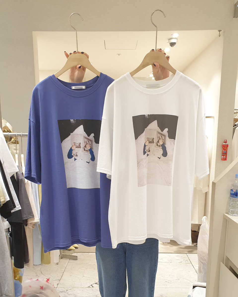 B63.小臉歐膩畫報塗鴉寬鬆TEE