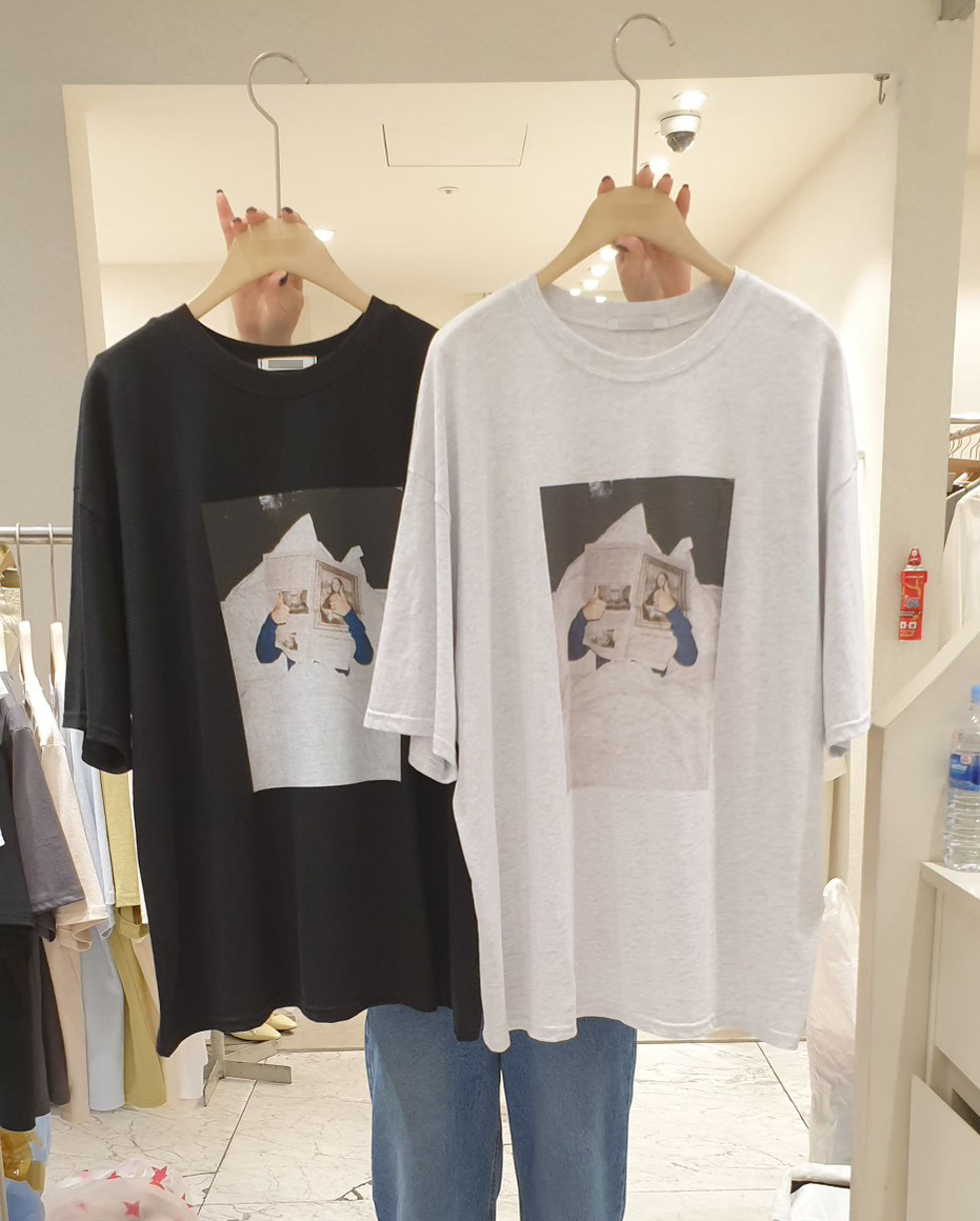 B63.小臉歐膩畫報塗鴉寬鬆TEE