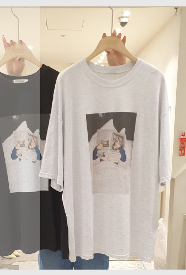 B63.小臉歐膩畫報塗鴉寬鬆TEE