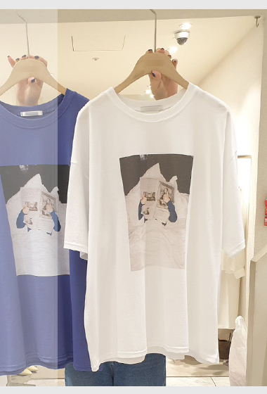 B63.小臉歐膩畫報塗鴉寬鬆TEE