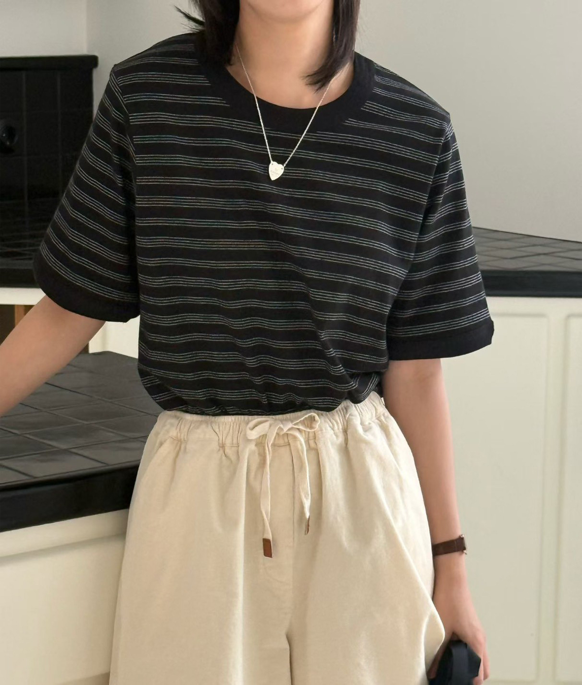 B02.休閒風細線條紋TEE