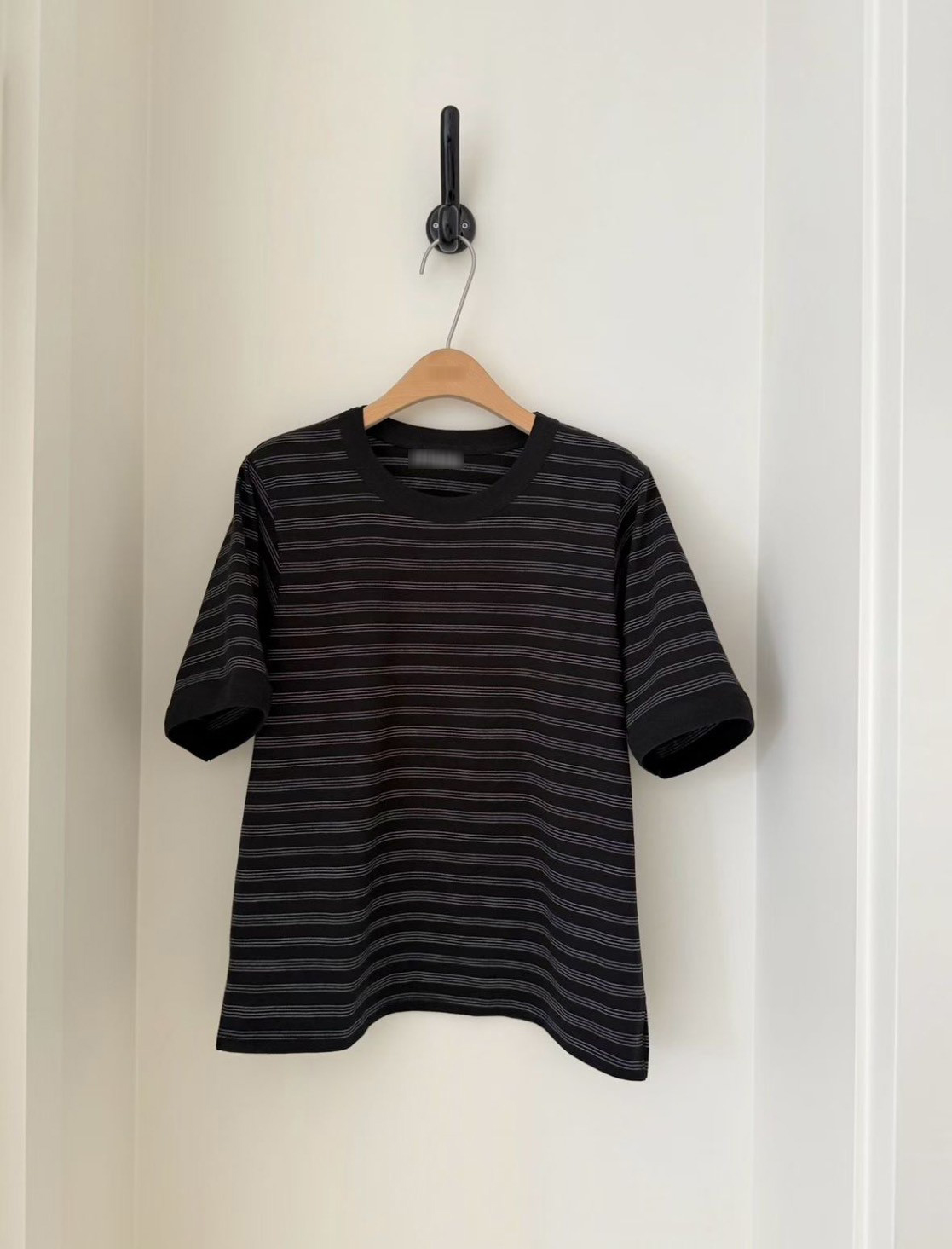 B02.休閒風細線條紋TEE