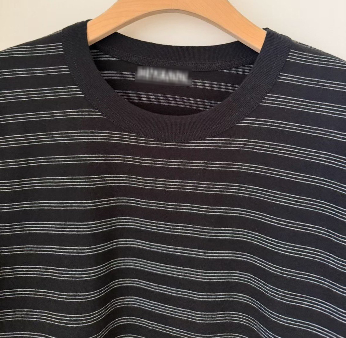 B02.休閒風細線條紋TEE