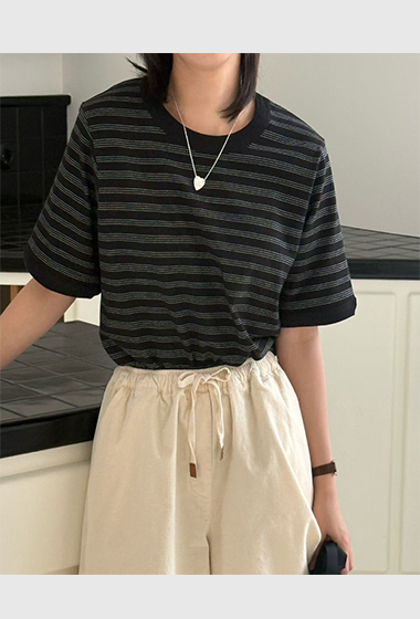 B02.休閒風細線條紋TEE