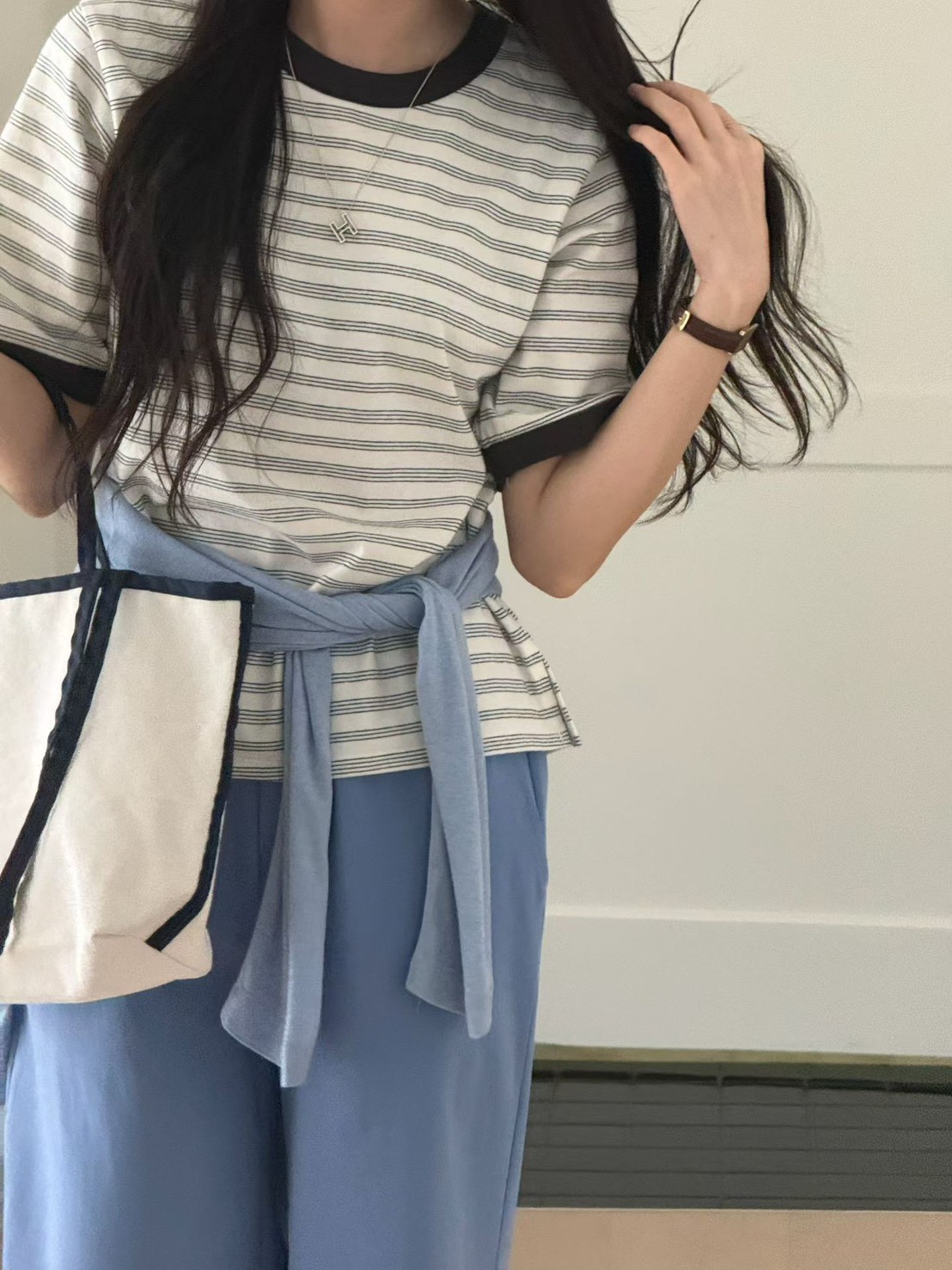 B02.休閒風細線條紋TEE