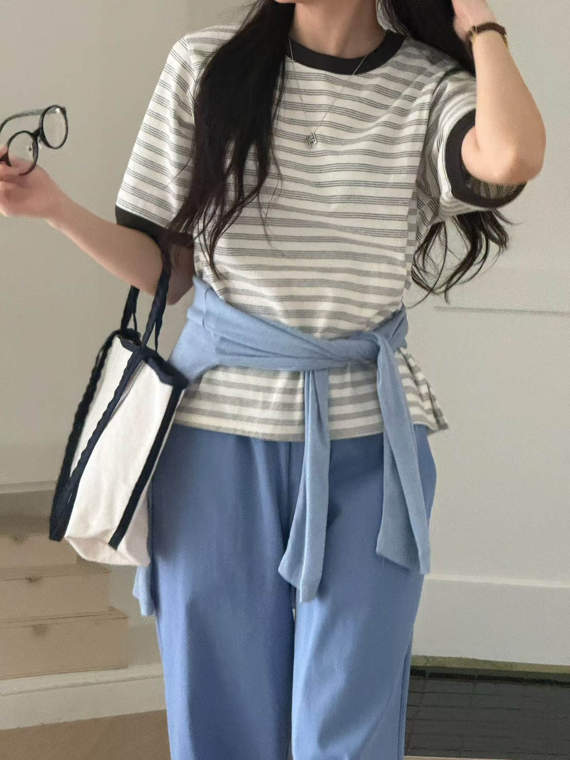 B02.休閒風細線條紋TEE