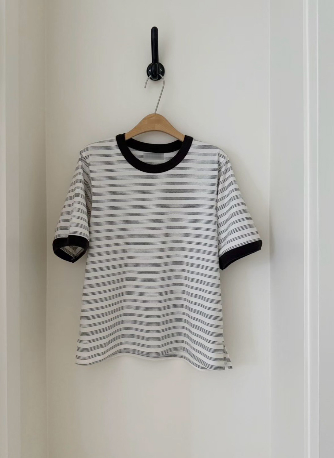 B02.休閒風細線條紋TEE