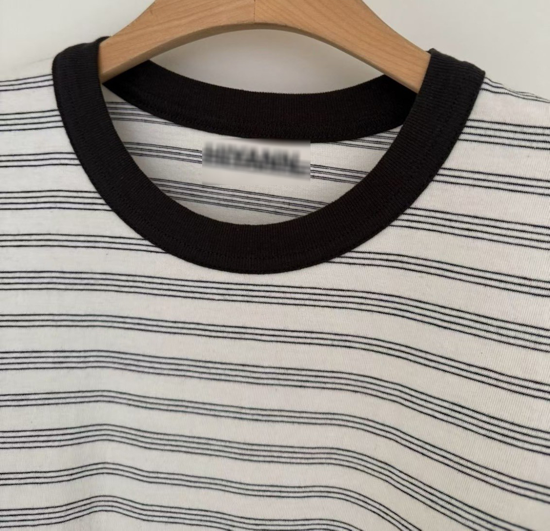 B02.休閒風細線條紋TEE