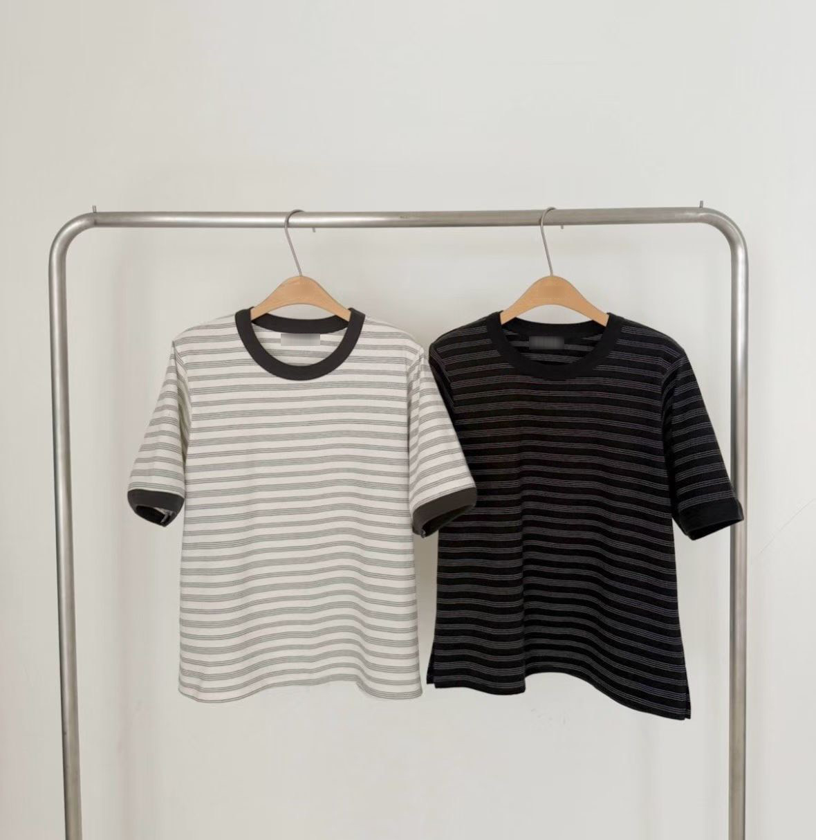 B02.休閒風細線條紋TEE