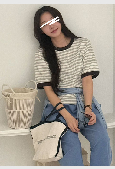 B02.休閒風細線條紋TEE