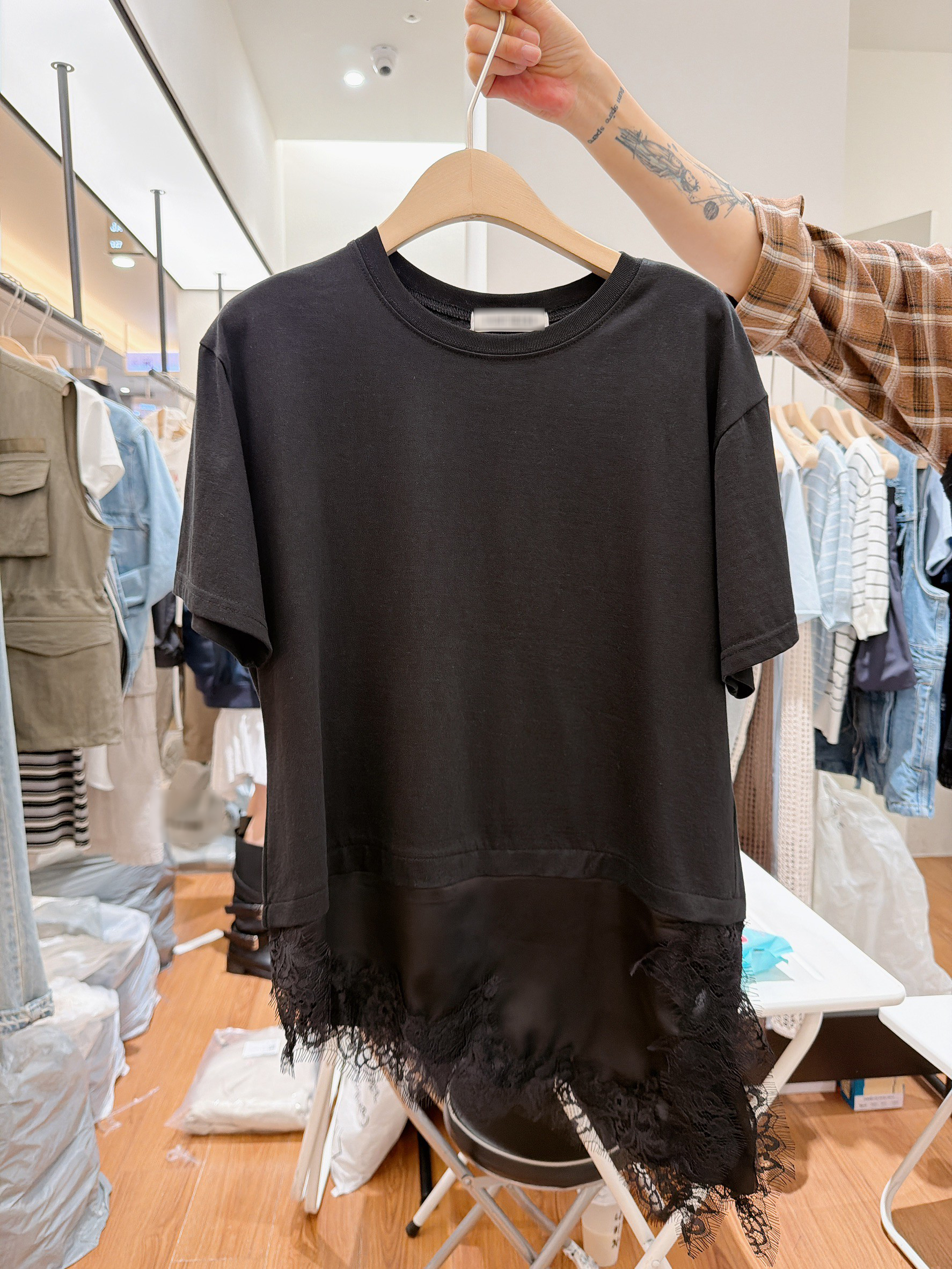 B135.斜線下擺睫毛蕾絲TEE