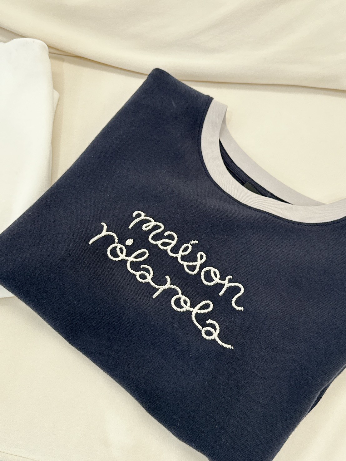 B37.撞色滾邊圓圓繡字TEE