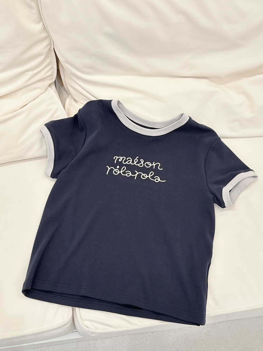 B37.撞色滾邊圓圓繡字TEE