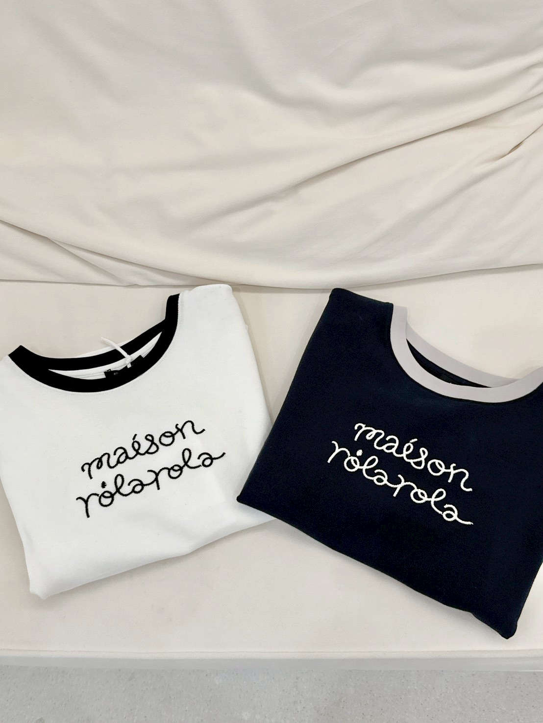 B37.撞色滾邊圓圓繡字TEE