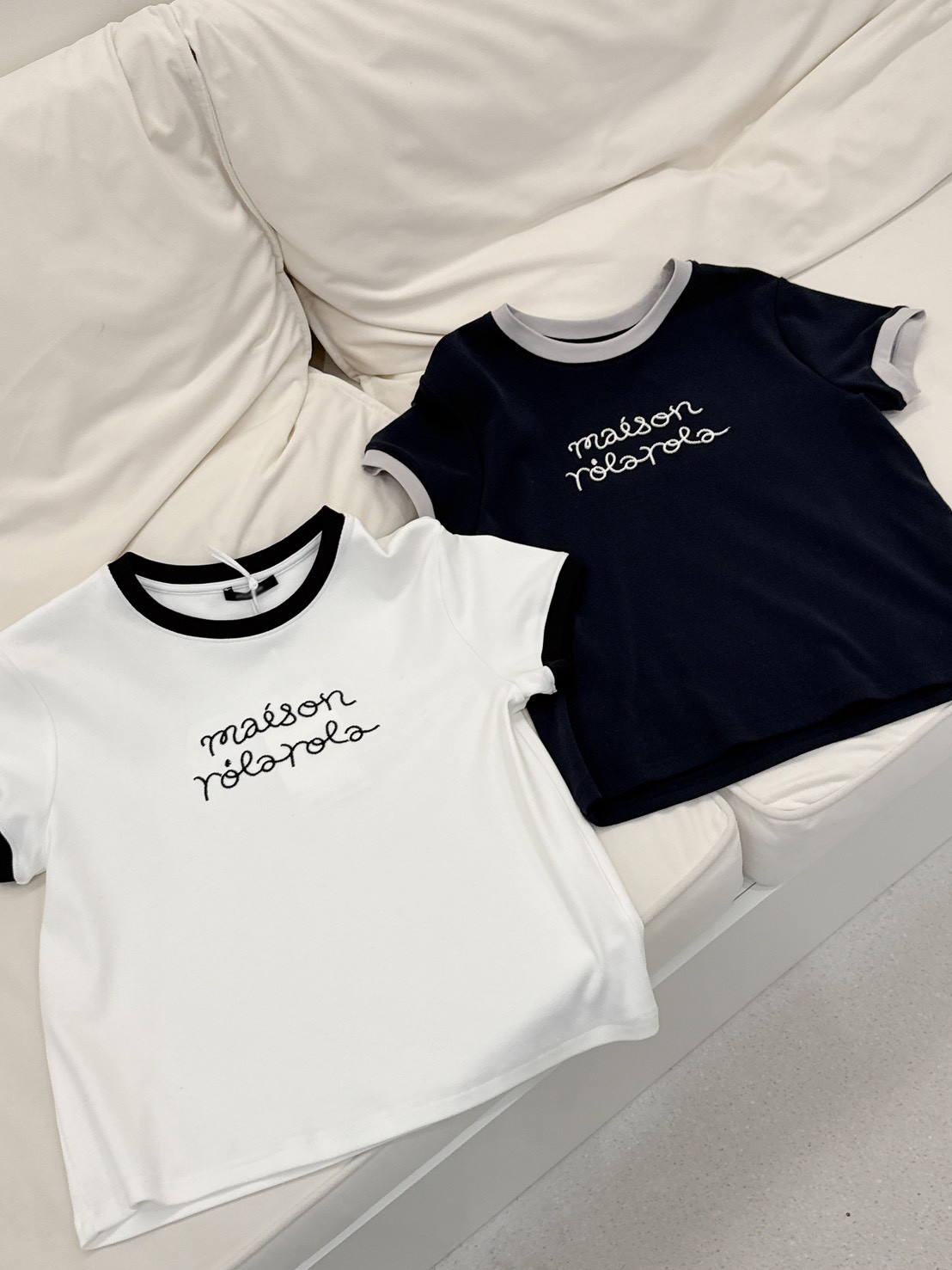 B37.撞色滾邊圓圓繡字TEE