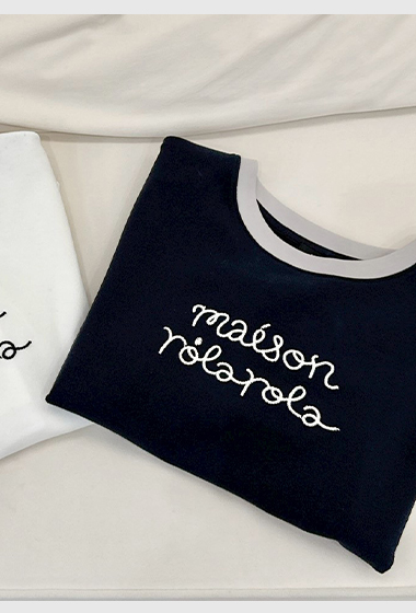 B37.撞色滾邊圓圓繡字TEE