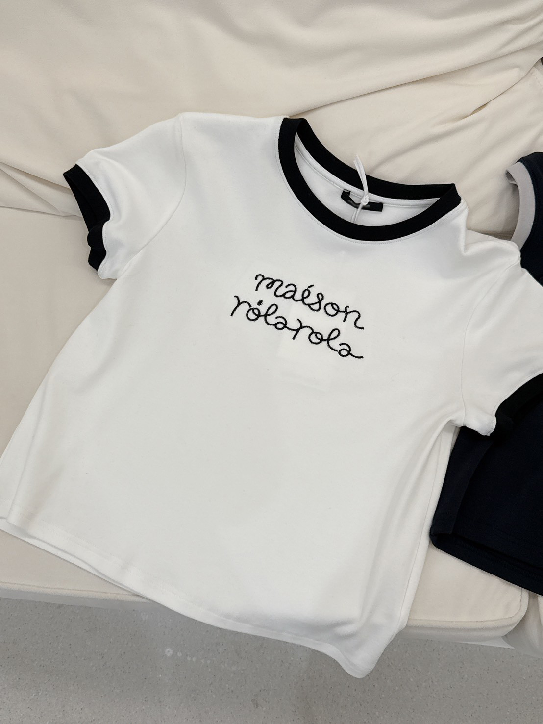 B37.撞色滾邊圓圓繡字TEE