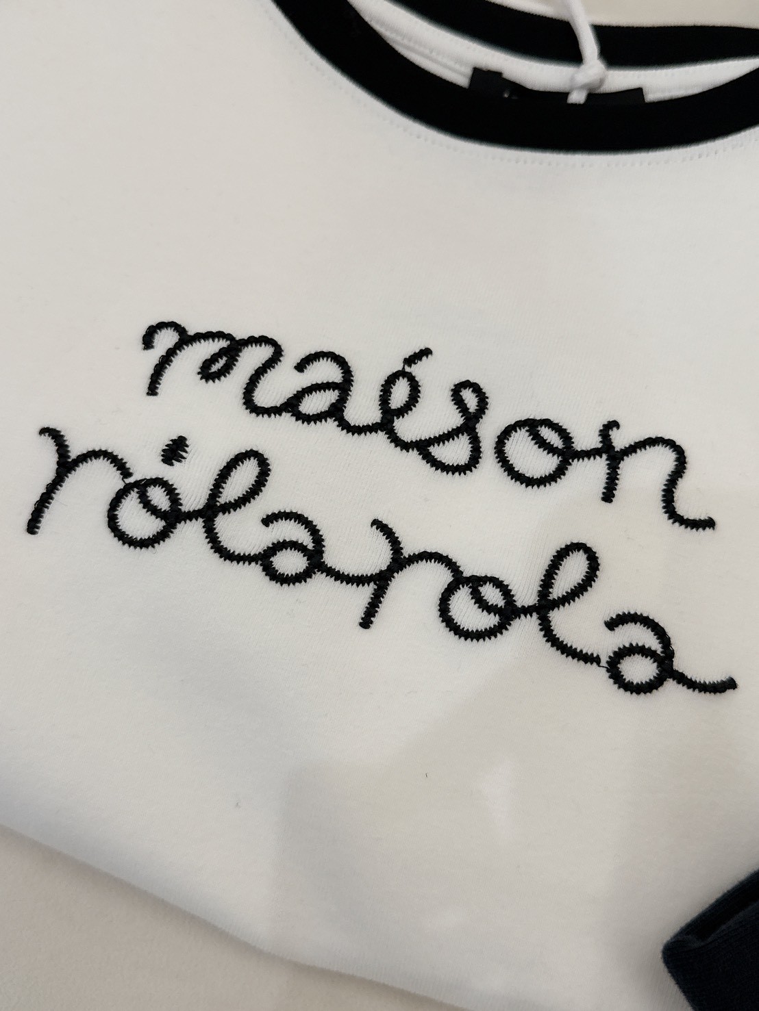 B37.撞色滾邊圓圓繡字TEE