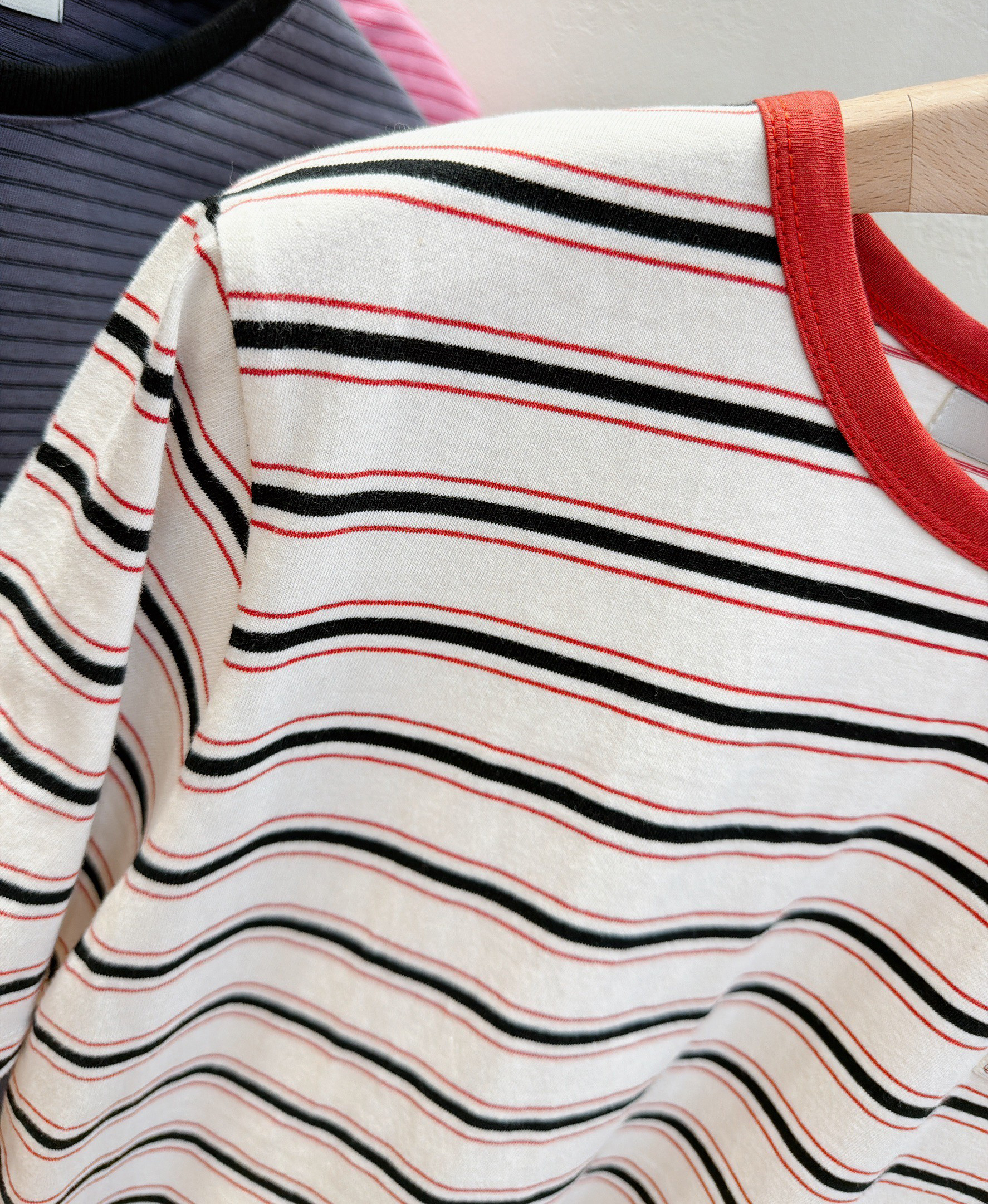 B50.亮眼復古橘寬條TEE