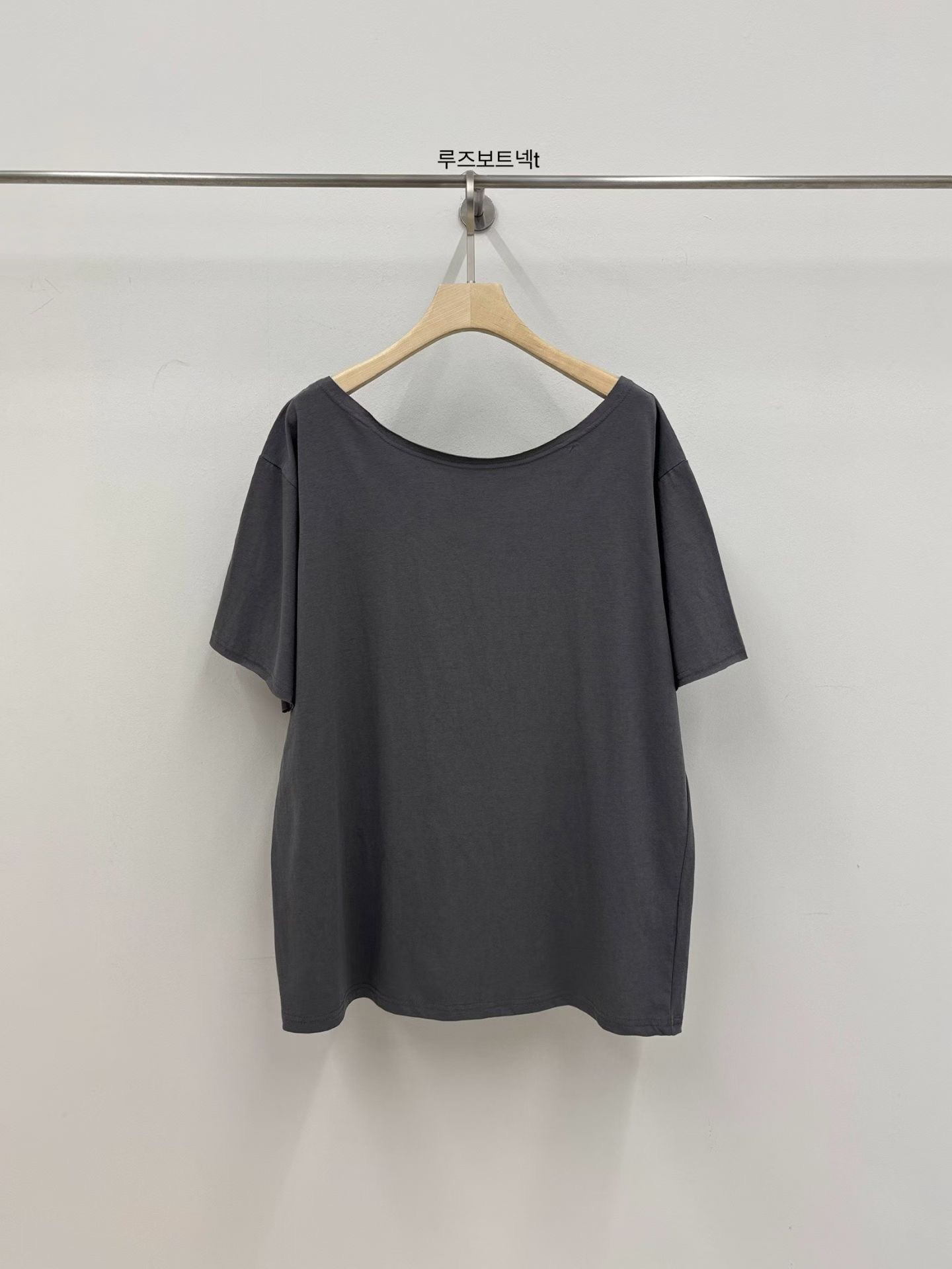 B85.小V家好搭配大圓領薄TEE