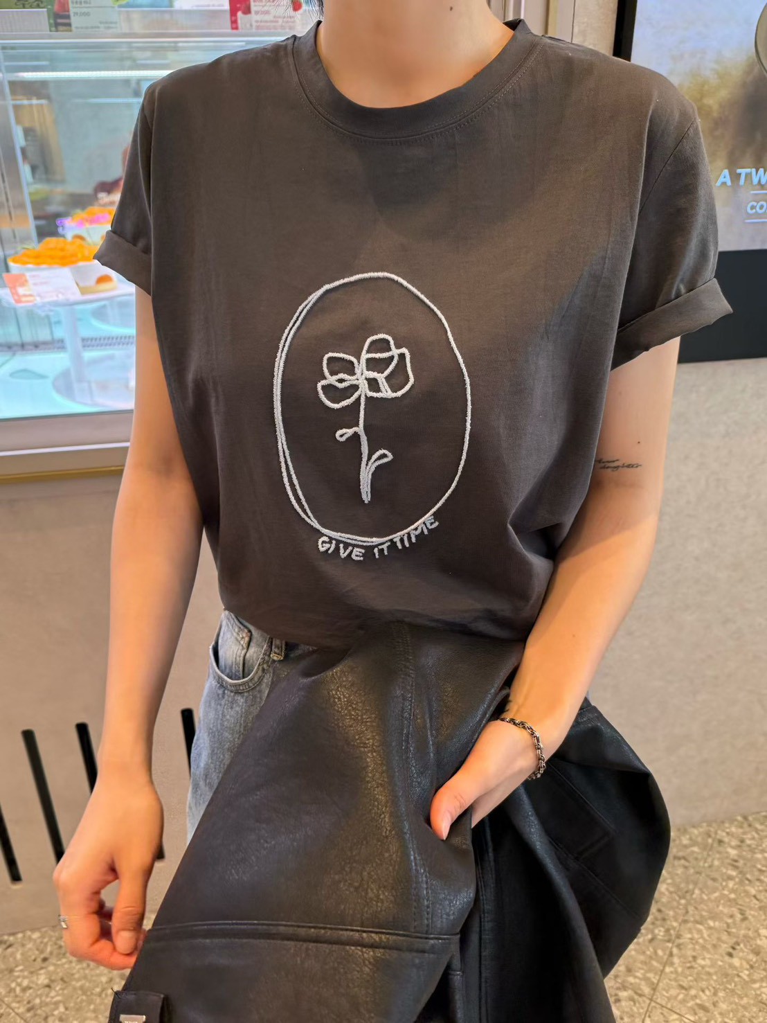 A09.典雅線條花朵TEE