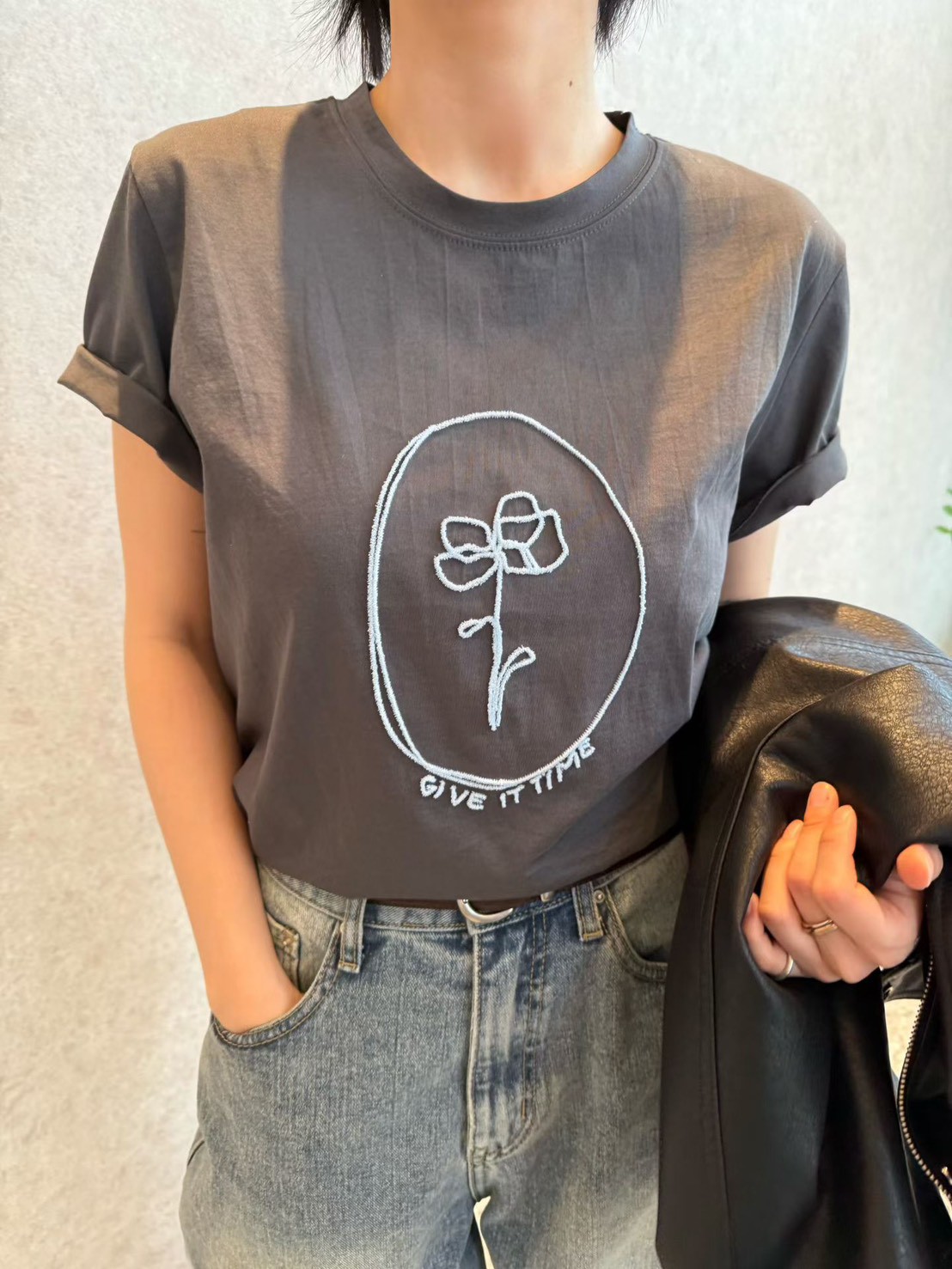 A09.典雅線條花朵TEE