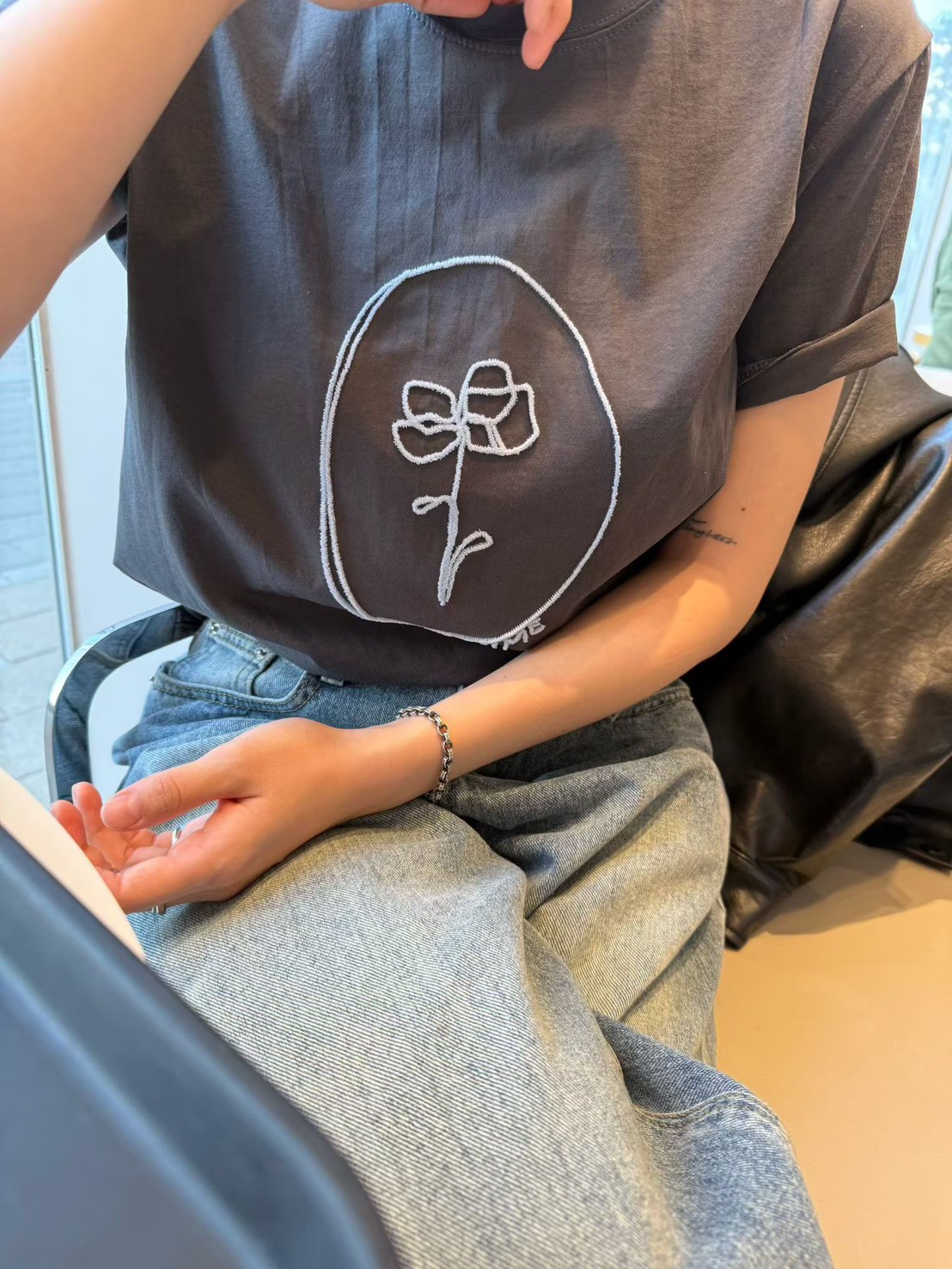 A09.典雅線條花朵TEE