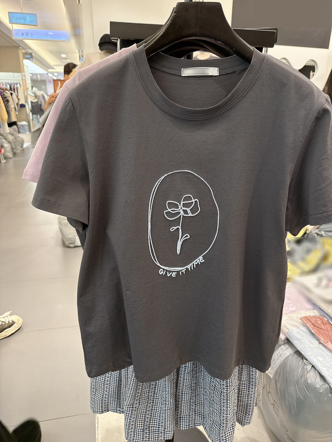 A09.典雅線條花朵TEE