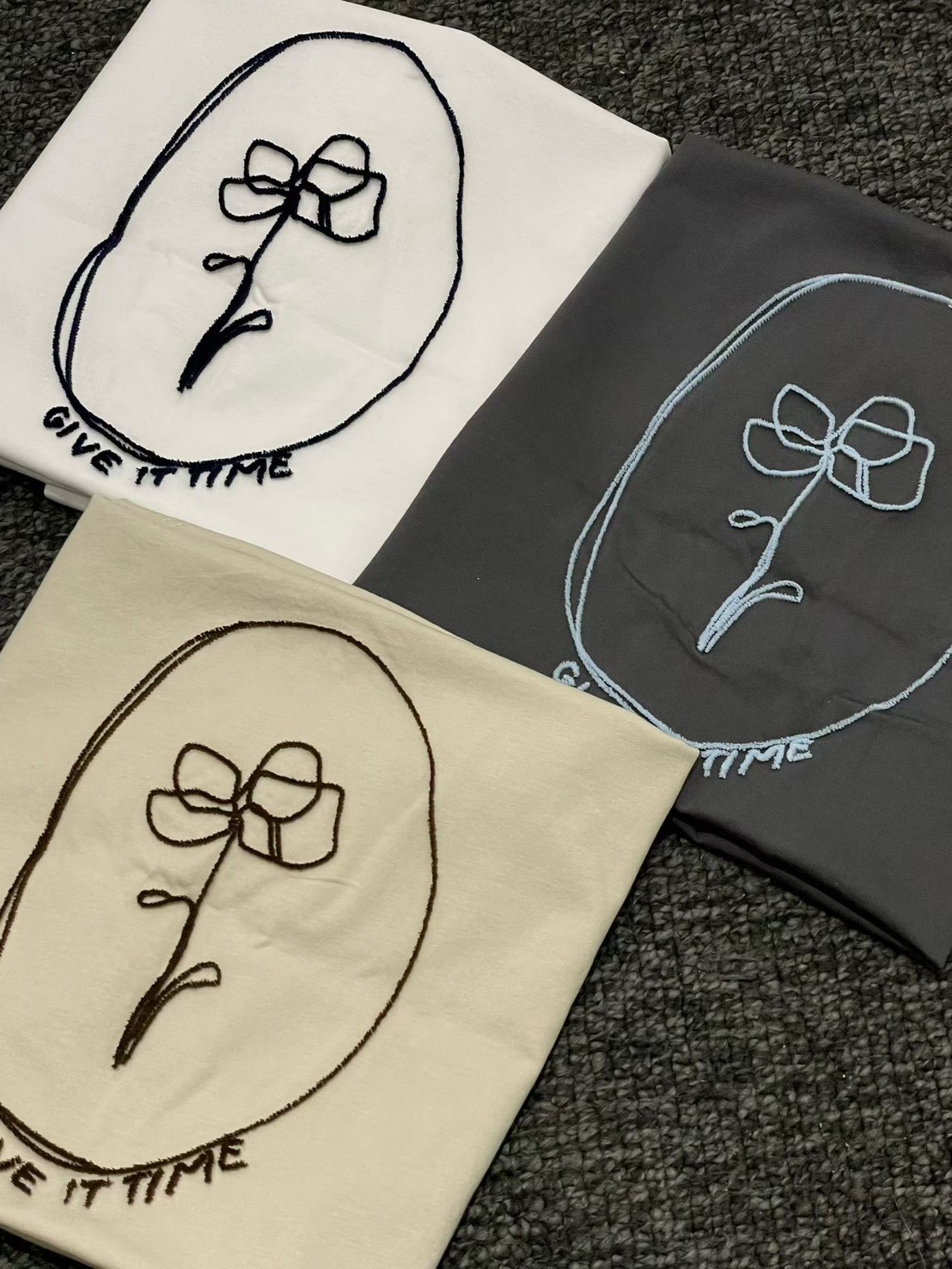 A09.典雅線條花朵TEE