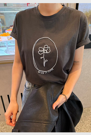 A09.典雅線條花朵TEE