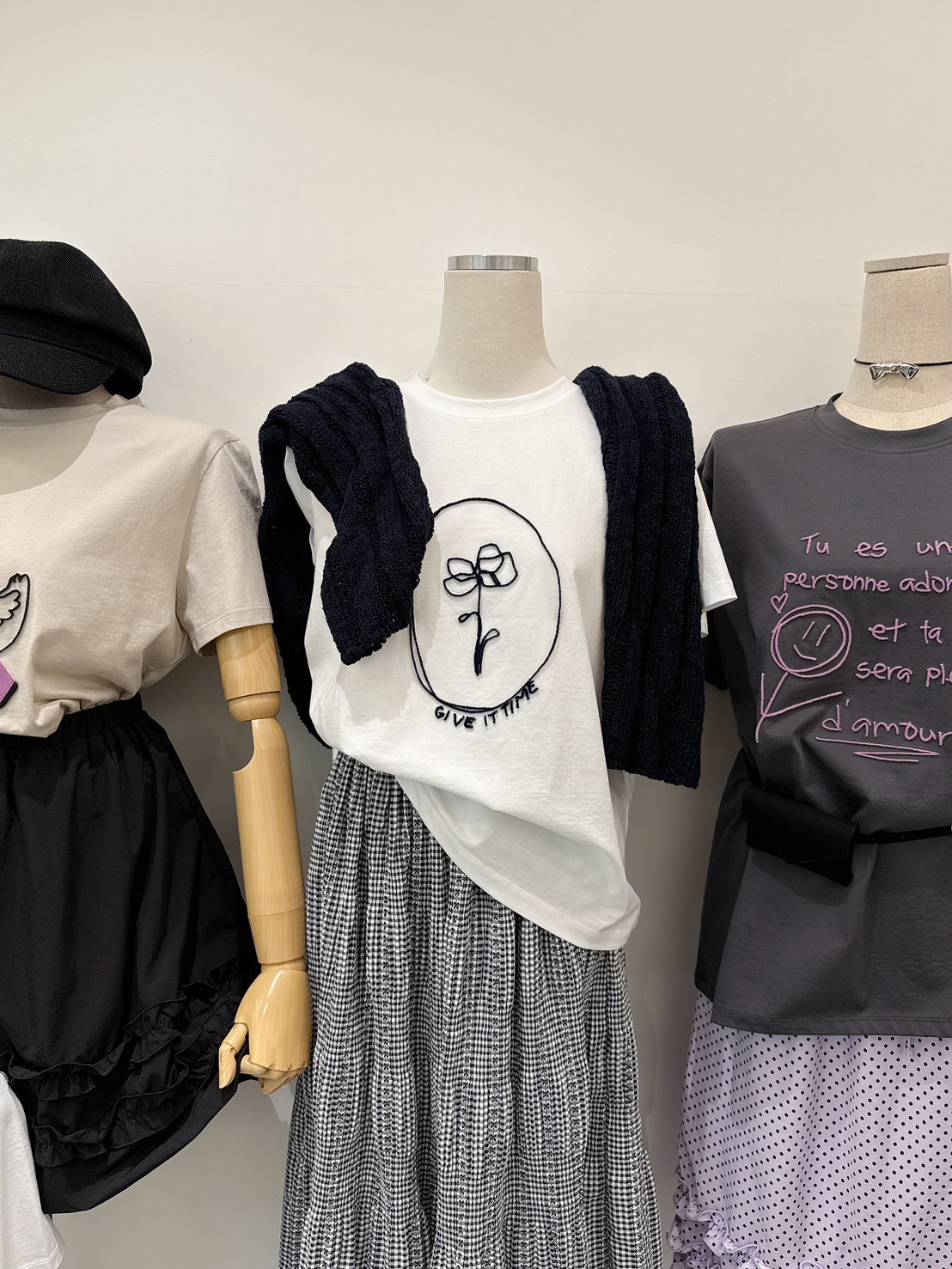 A09.典雅線條花朵TEE