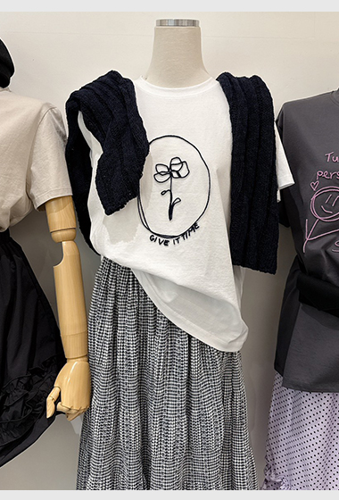 A09.典雅線條花朵TEE