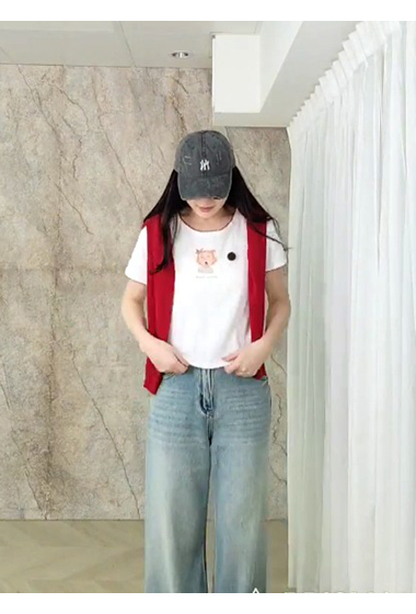 A26.頑皮鬼臉小女孩TEE