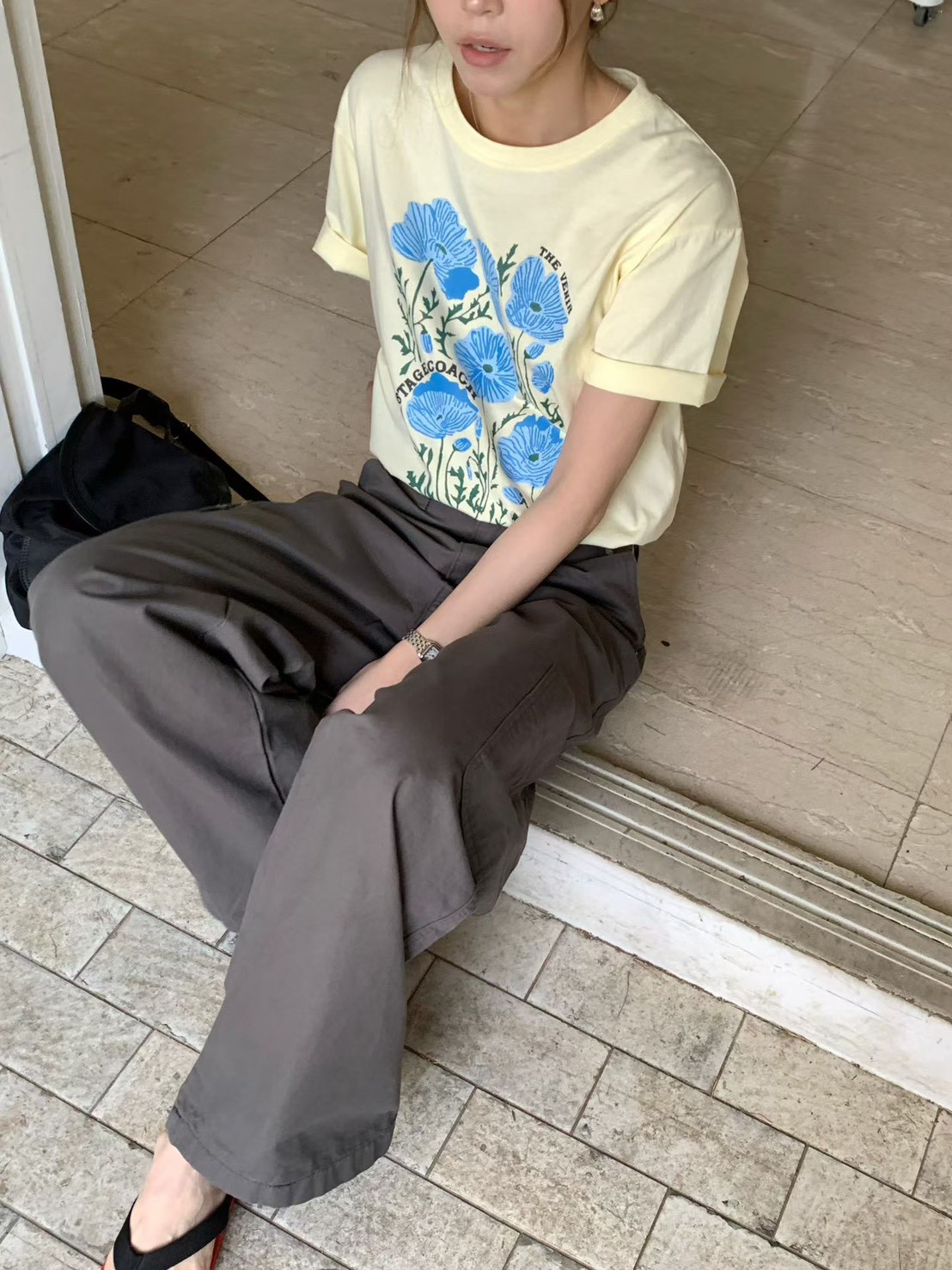 B40.櫥窗家朝氣女孩花朵TEE