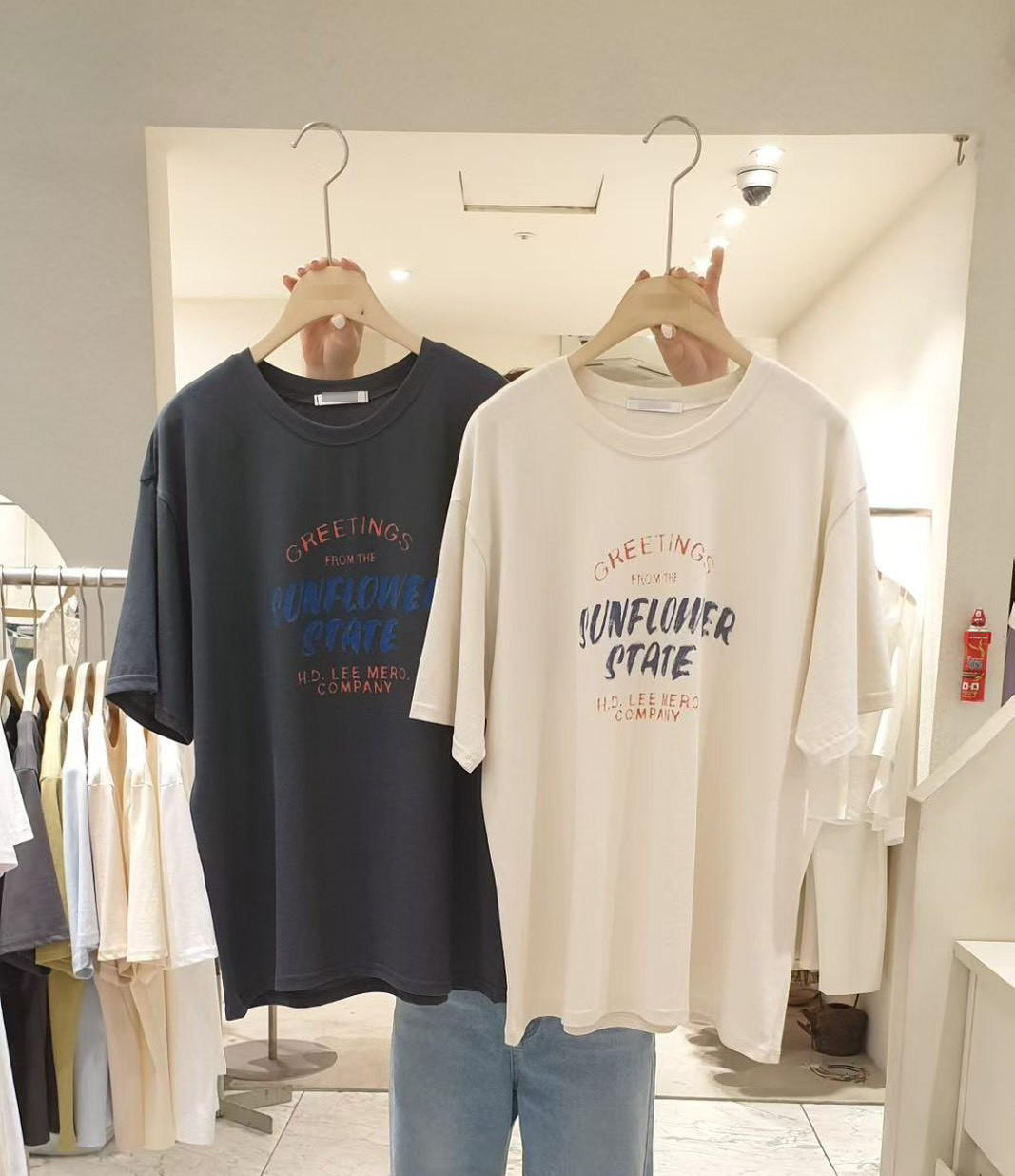 B73.小臉歐膩活潑英文字TEE