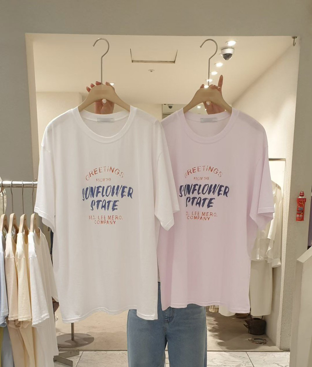 B73.小臉歐膩活潑英文字TEE