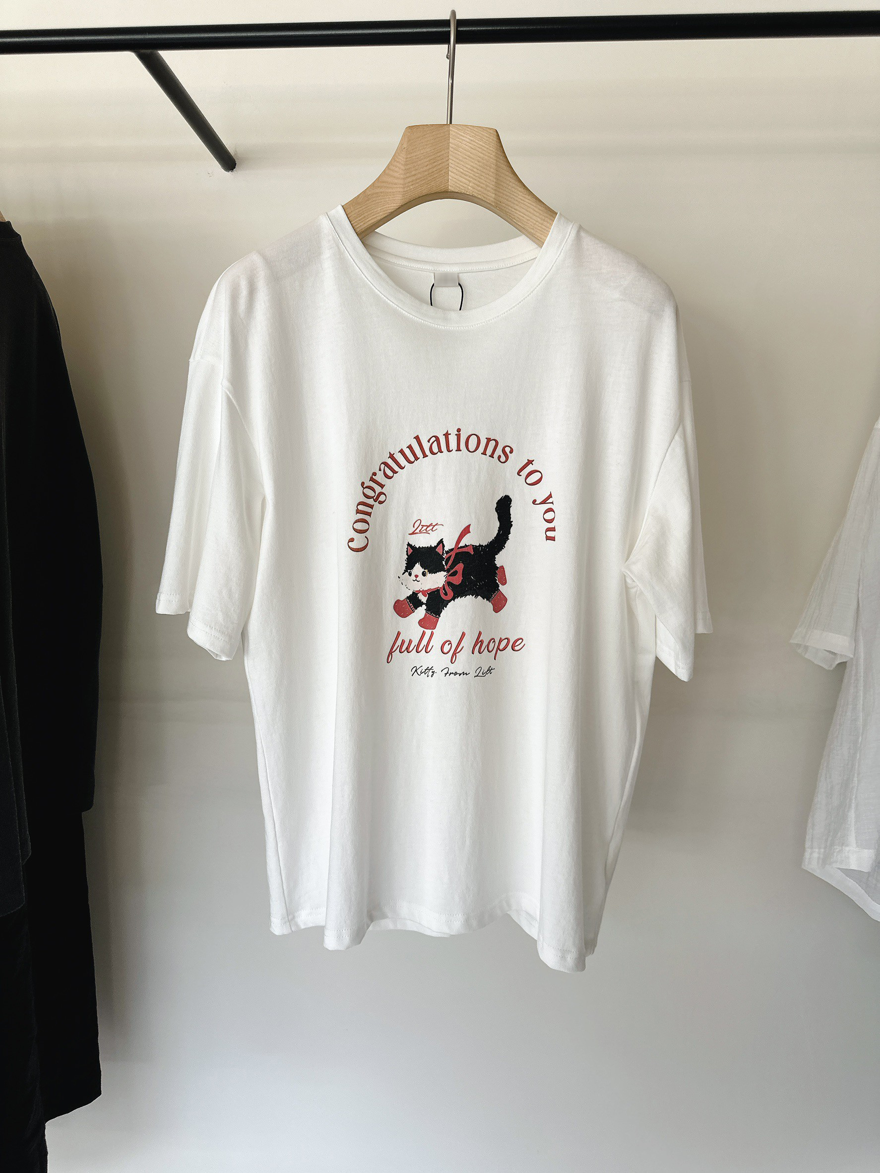 B74.俏皮跳躍小黑貓TEE