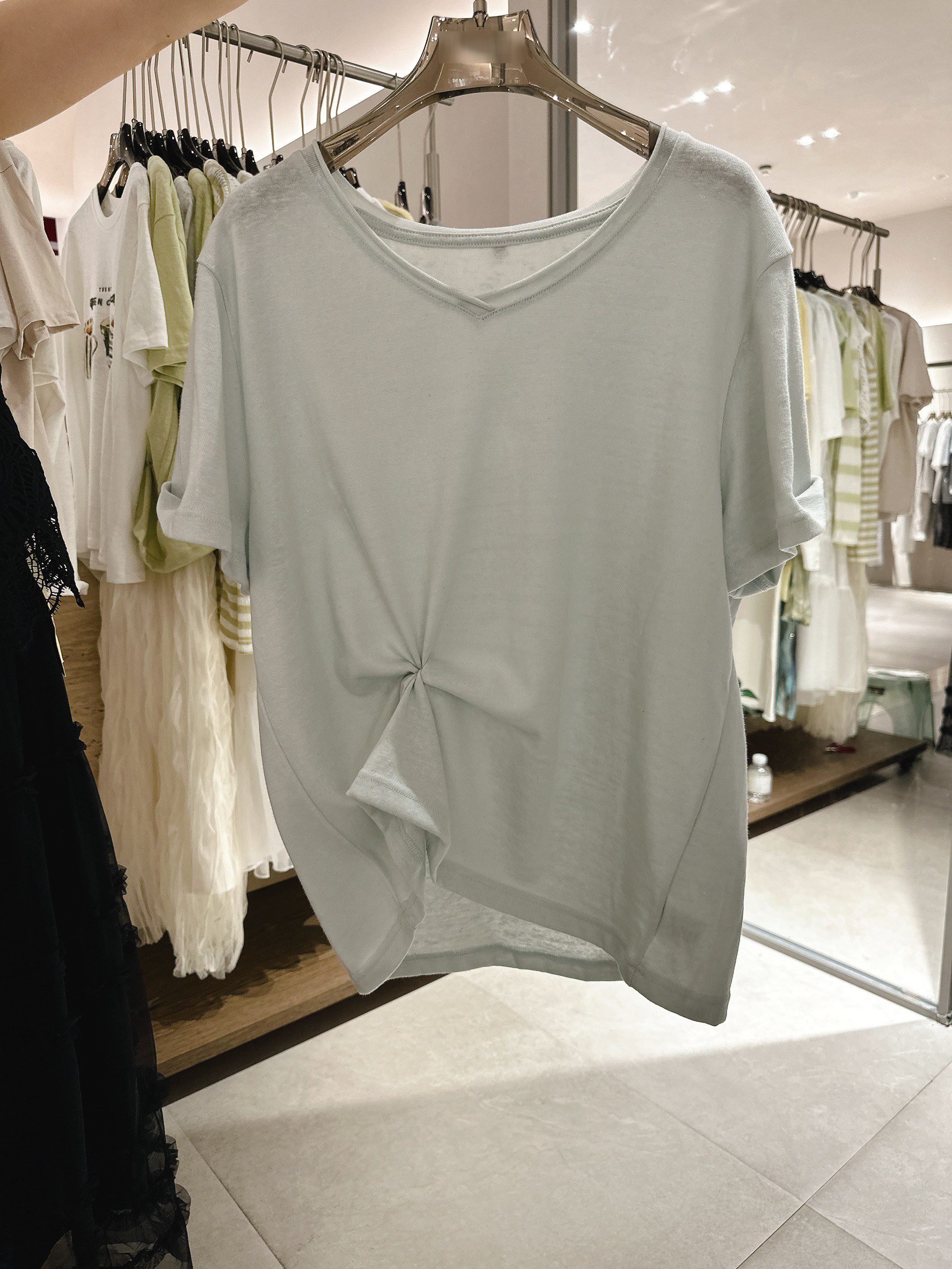 A25.造型V領麻感棉TEE