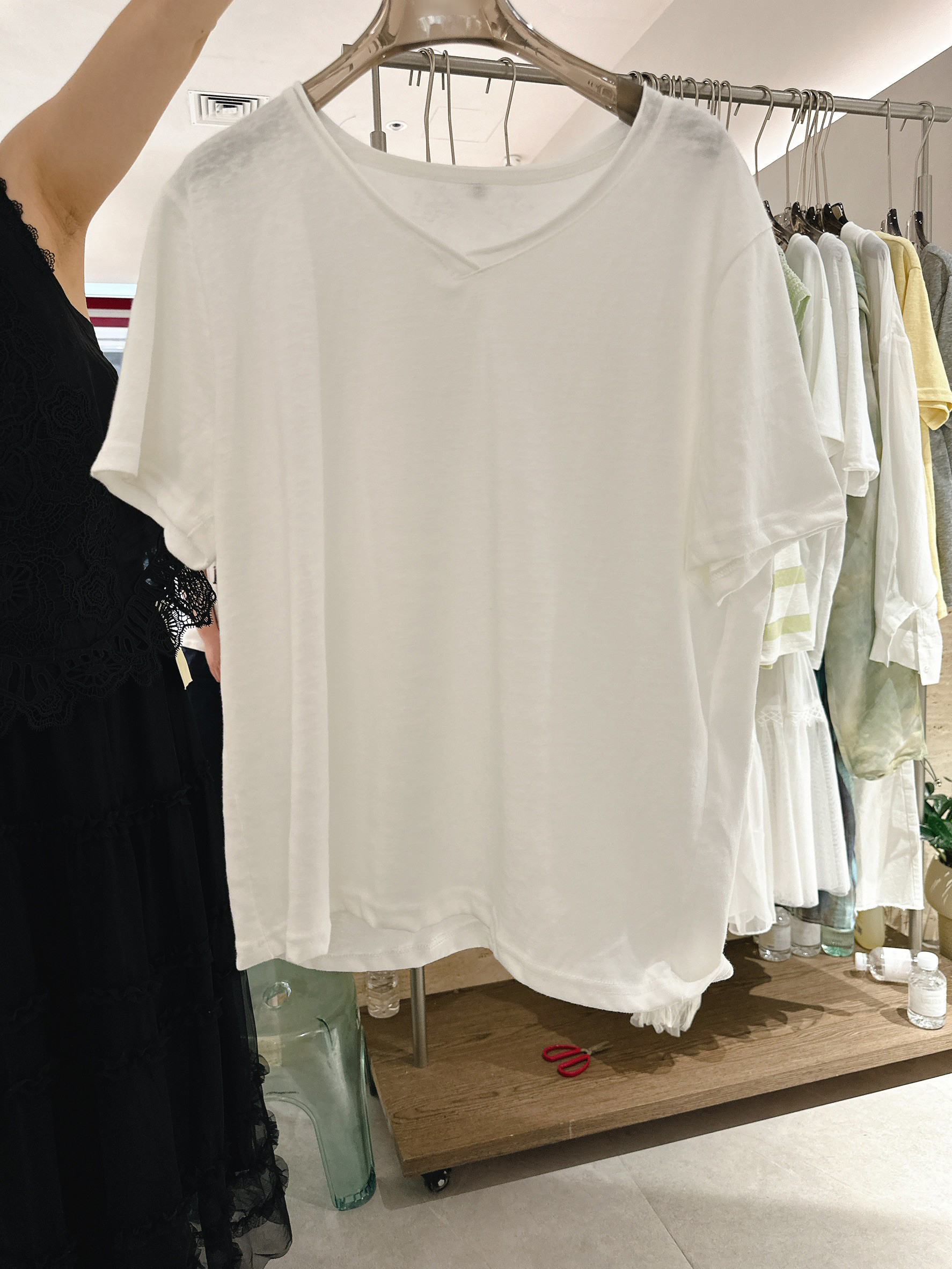 A25.造型V領麻感棉TEE