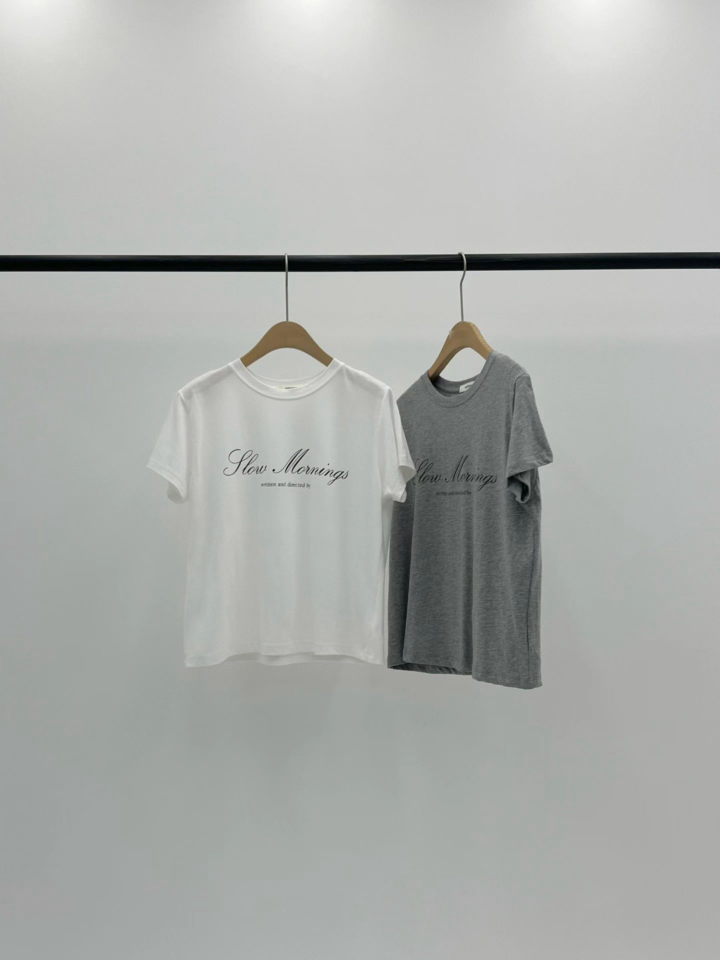 B37.大V家法式草寫印字TEE