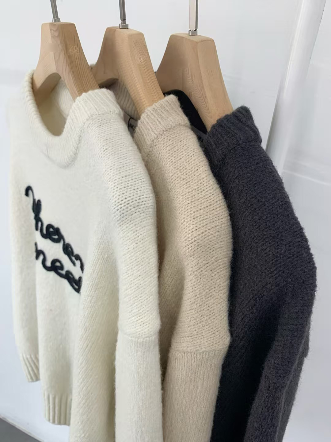 B41.可愛英文半立體繡字毛衣