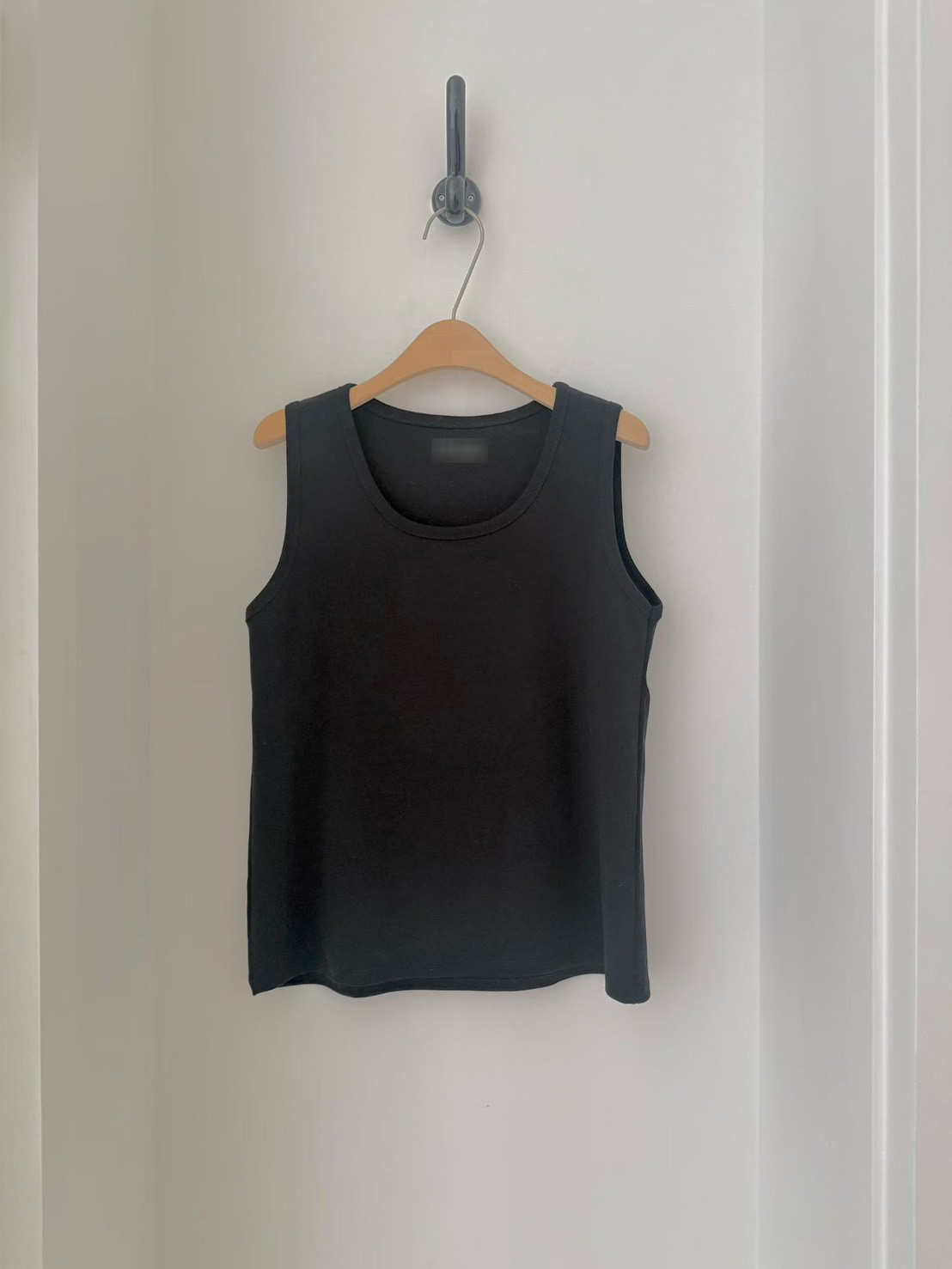 B36.基本寬肩淡雅背心