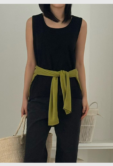 B36.基本寬肩淡雅背心