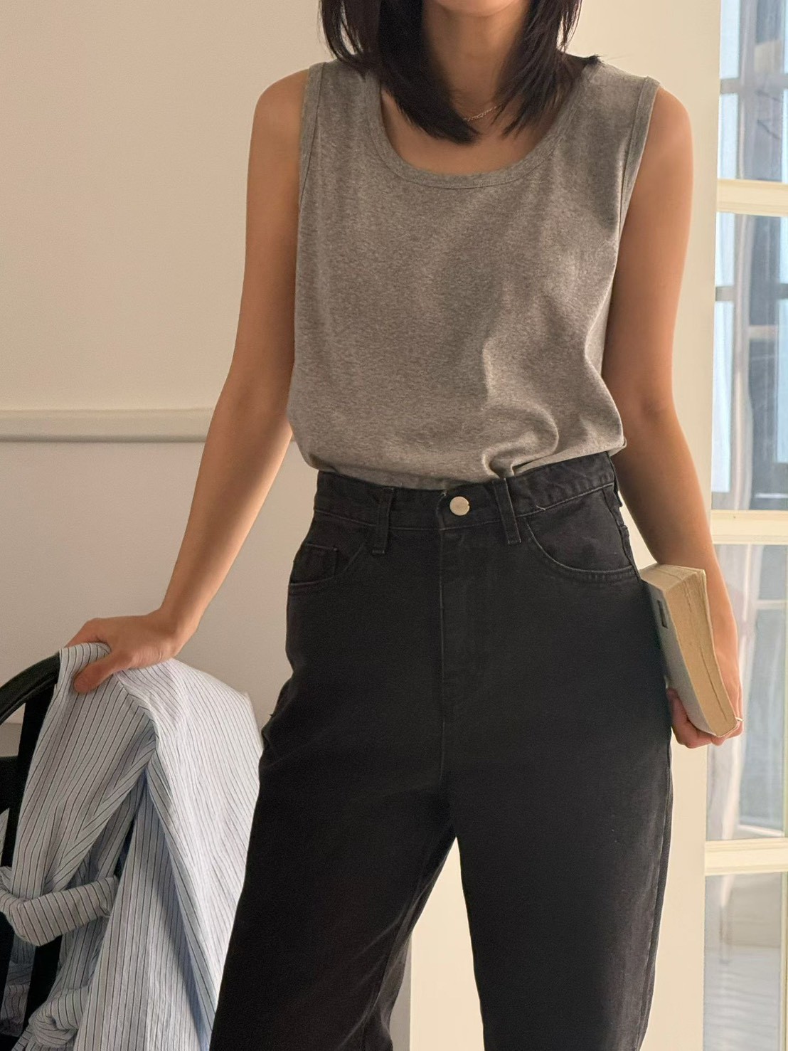 B36.基本寬肩淡雅背心