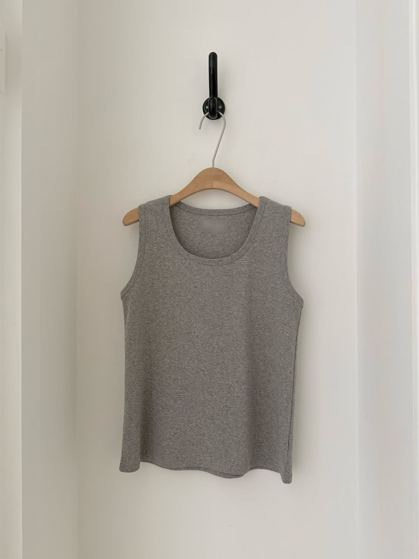 B36.基本寬肩淡雅背心