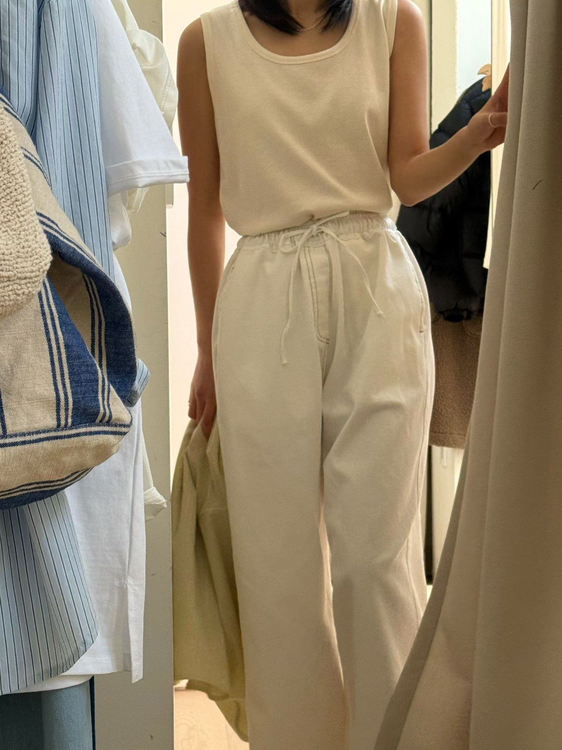 B36.基本寬肩淡雅背心