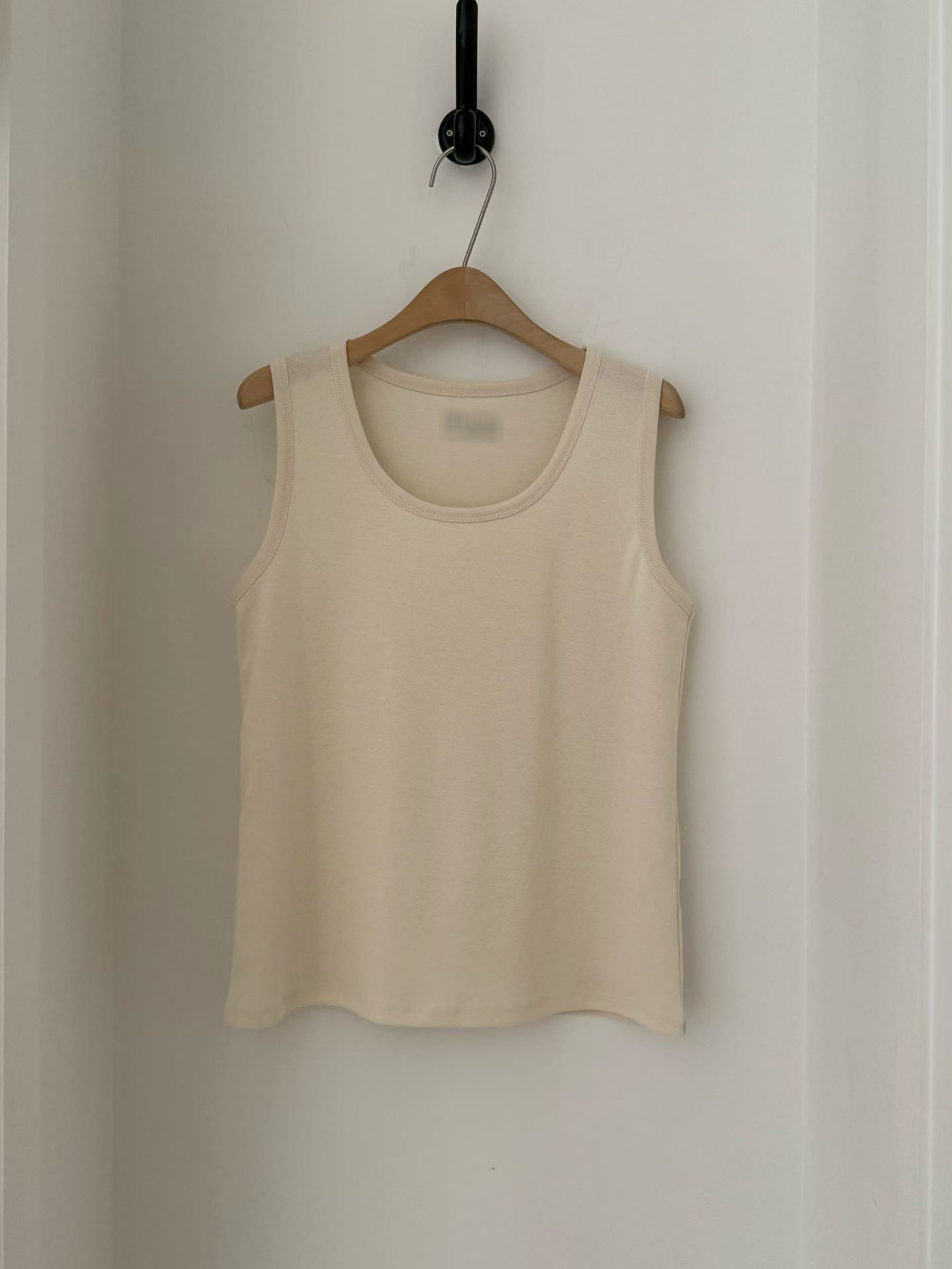 B36.基本寬肩淡雅背心