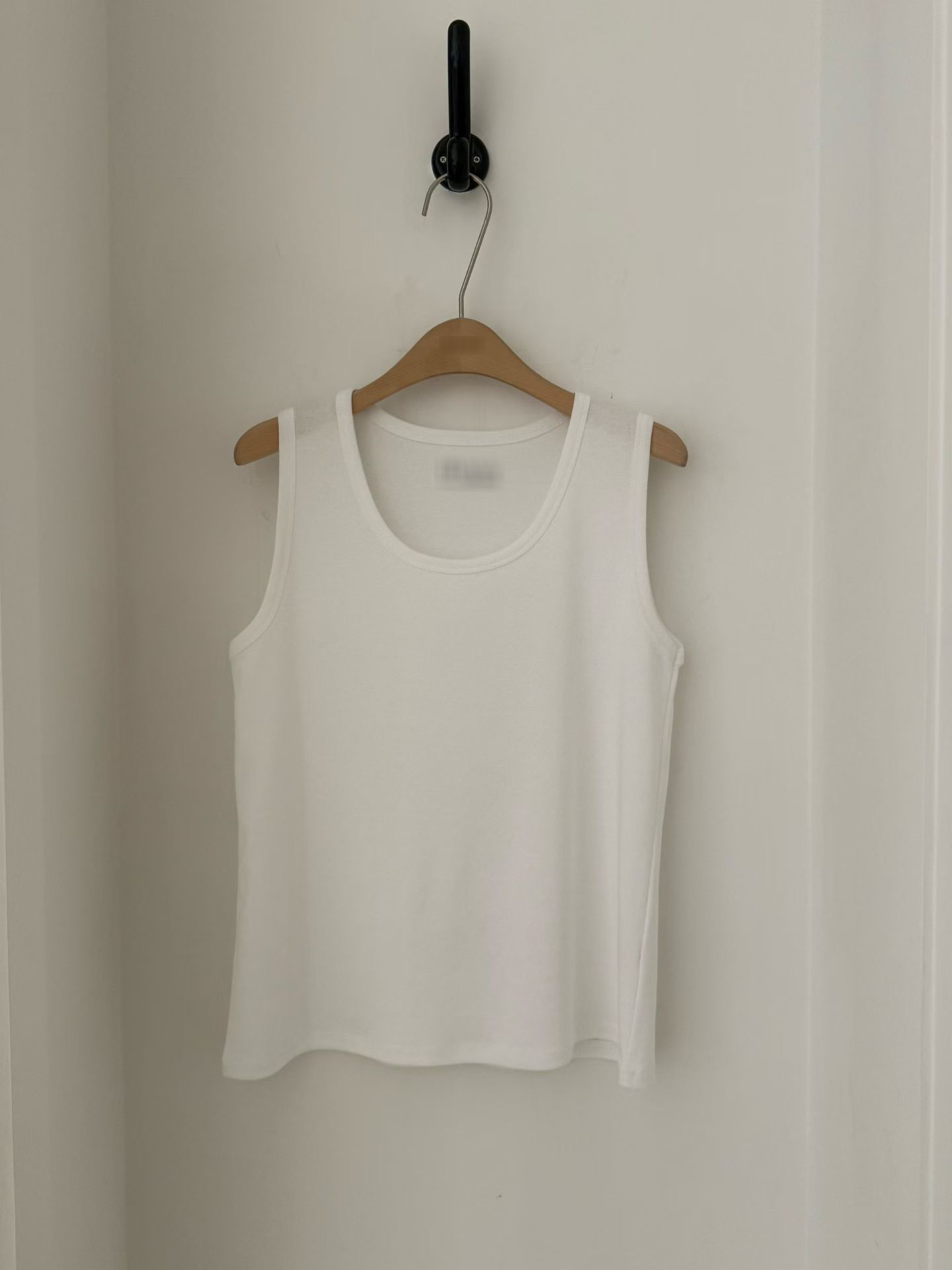 B36.基本寬肩淡雅背心