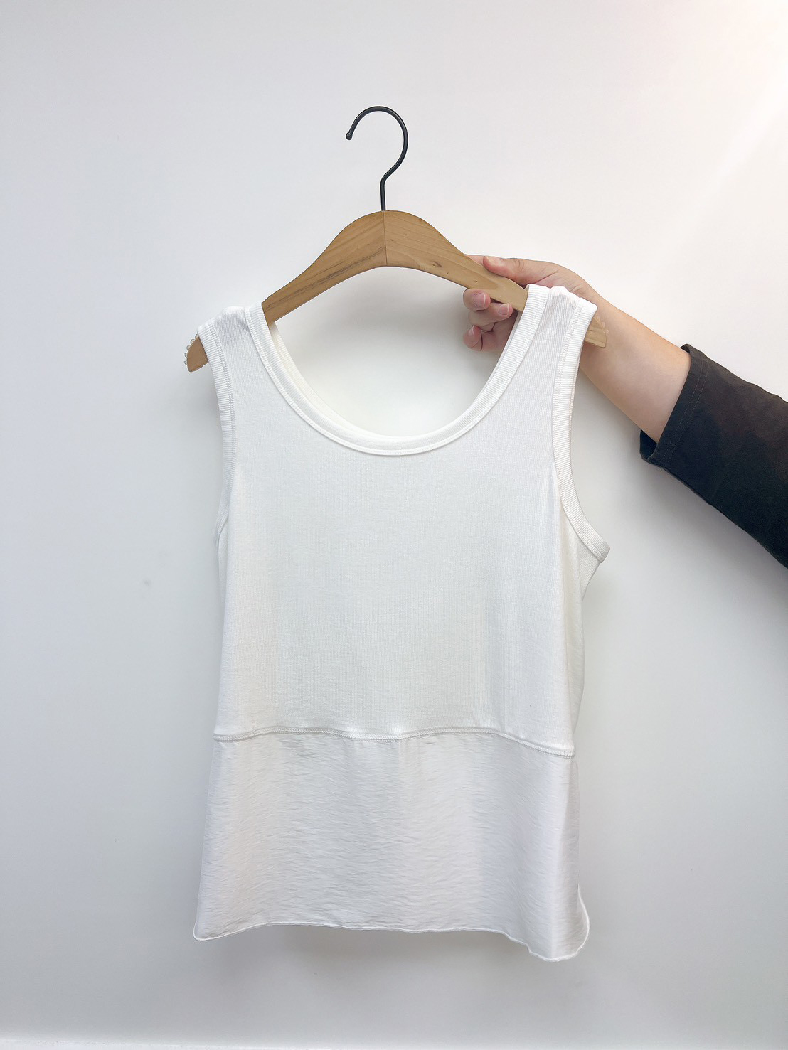 B108.圓領下擺拼接彈性背心